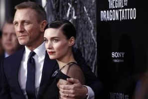 Cast members Daniel Craig (L) and Rooney Mara arrive for the premiere of the film &#039;&#039;The Girl with the Dragon Tattoo&#039;&#039; in New York