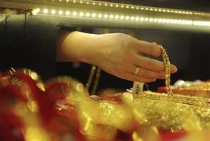 Gold back in vogue, posts biggest gain since August
