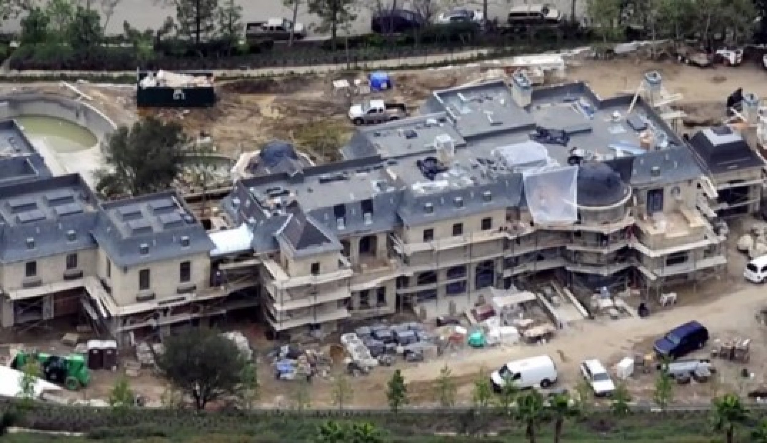 Tom Bradys mansion underway