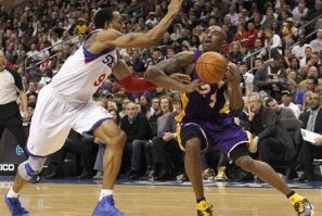 Los Angeles Lakers guard Kobe Bryant (R) battles with the Philadelphia 76ers forward Andre Iguodala (9) during the second quarter of their NBA basketball game in Philadelphia, Pennsylvania