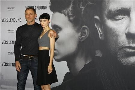 Cast members Daniel Craig (L) and Rooney Mara pose during the media presentation of the movie ''The Girl with the Dragon Tattoo'' (Verblendung) in Berlin