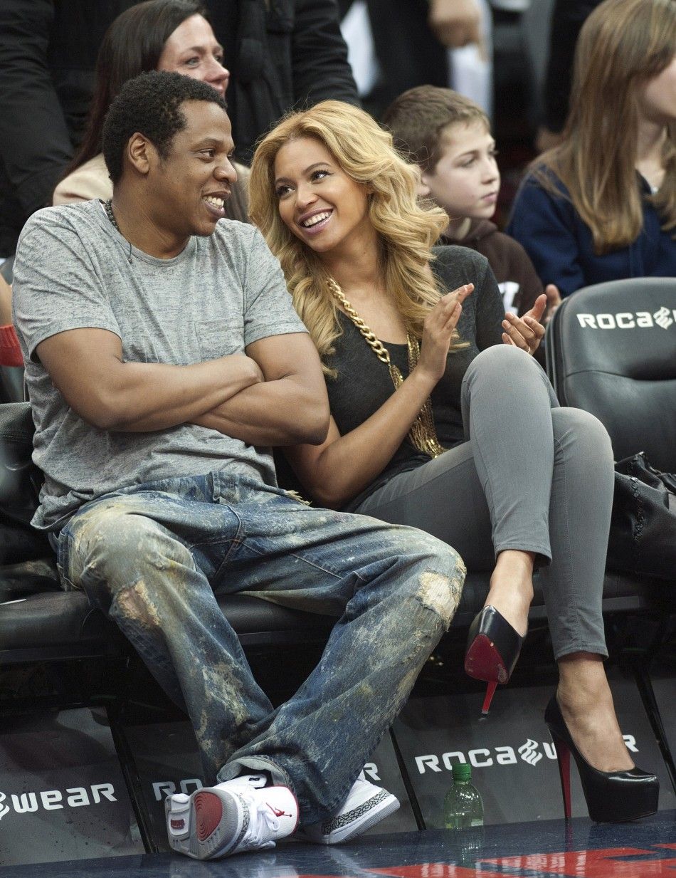Jay Z and his wife Beyonce watch the New Jersey Nets play the Phoenix Suns 