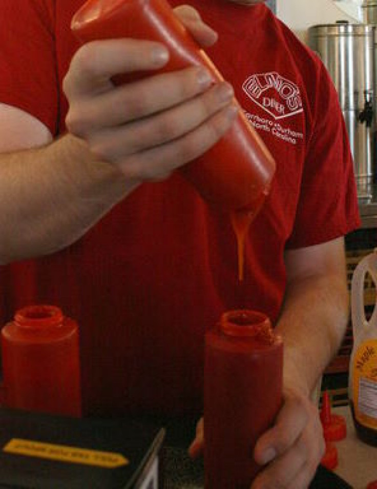 2008-11-12_Russell_pouring_ketchup_at_Elmo%27s_Diner